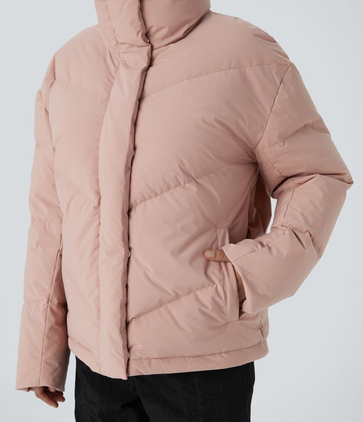 wasserabweisende steppjacke mit stehkragen tasche druckknopfverschluss kordelzug am saum und lässigem schnitt.