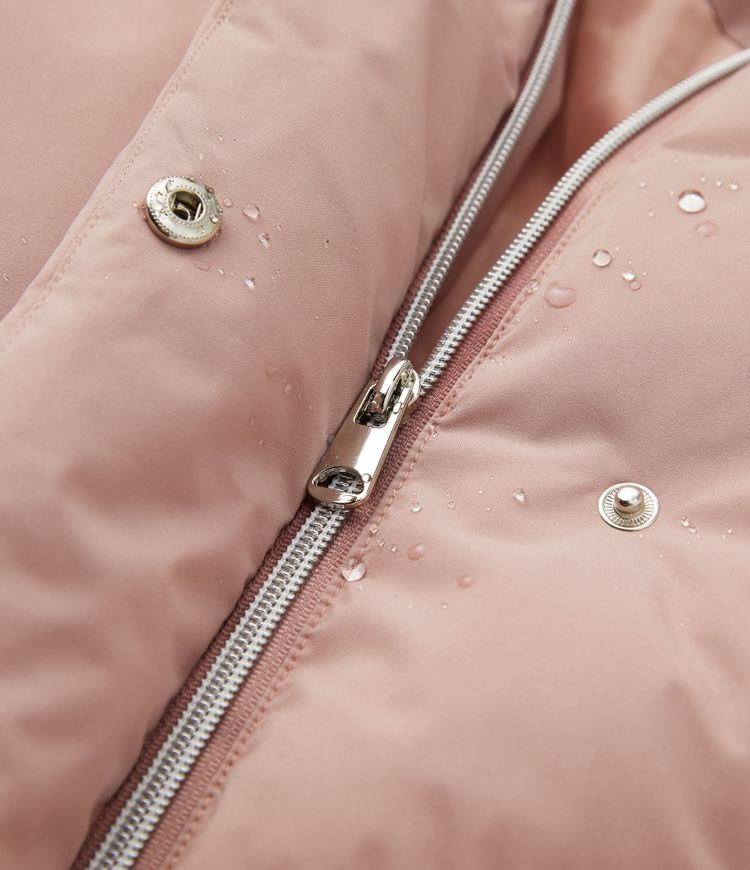 wasserabweisende steppjacke mit stehkragen tasche druckknopfverschluss kordelzug am saum und lässigem schnitt.