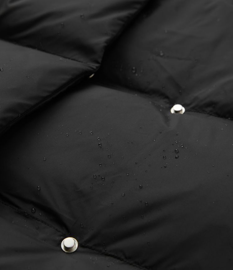 wasserabweisende lässige steppjacke mit kapuze seitlicher reißverschlusstasche und druckknopfverschluss