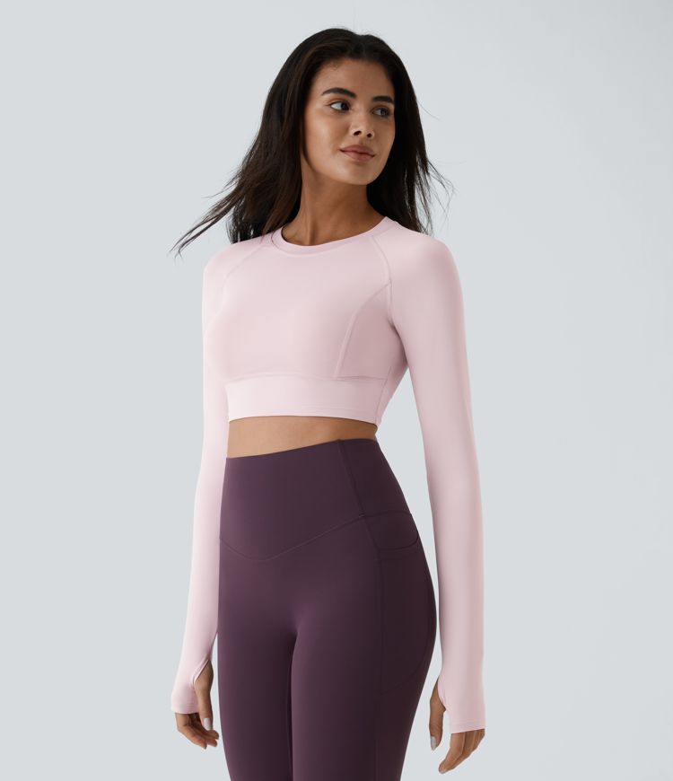 kurzes yoga-sporttop mit daumenlöchern