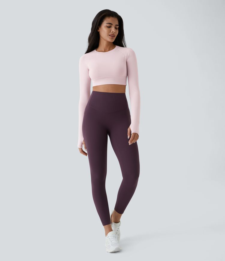 kurzes yoga-sporttop mit daumenlöchern
