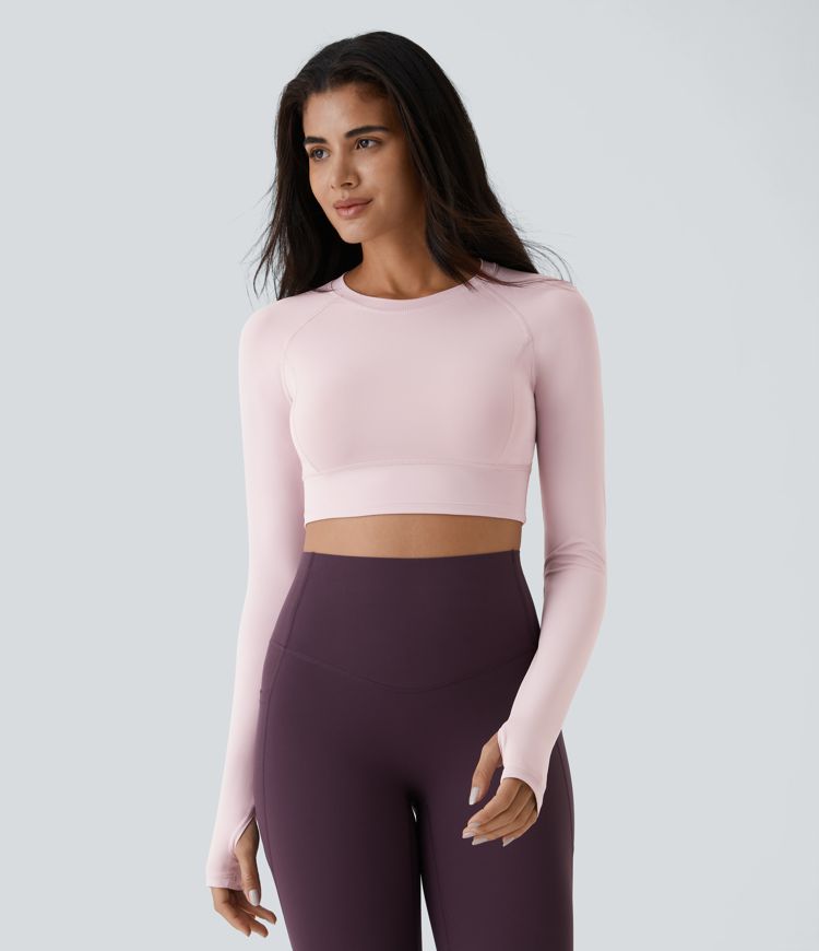 kurzes yoga-sporttop mit daumenlöchern