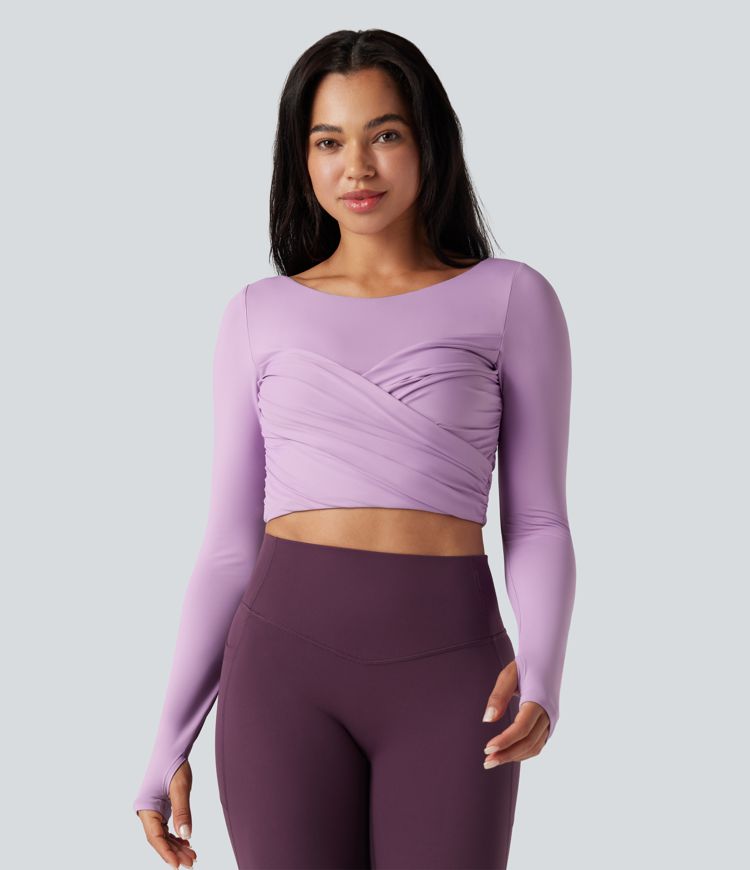 push-up-top mit vorgeformtem spacer rundhalsausschnitt langen Ärmeln und daumenlöchern kurzem schnitt und überkreuztem bein – ideal für yoga und sport.