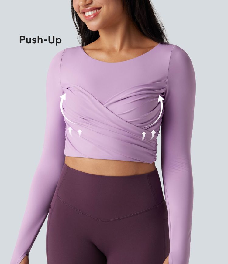 push-up-top mit vorgeformtem spacer rundhalsausschnitt langen Ärmeln und daumenlöchern kurzem schnitt und überkreuztem bein – ideal für yoga und sport.
