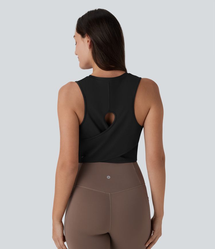kurzes yoga-tanktop mit cut-out-crossover-saum